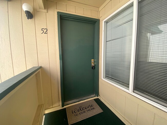 Building Photo - 1 bedroom, 1 bathroom upstairs unit