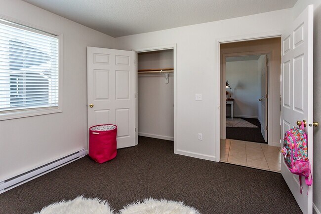Building Photo - 7488 Meadowlands Dr