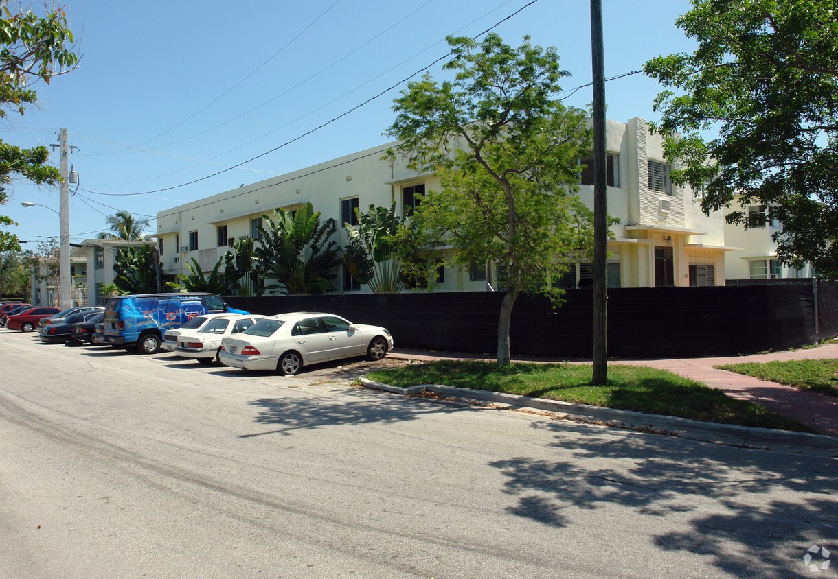 Primary Photo - 1021 Bay Dr