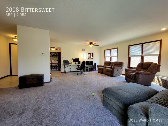 Building Photo - Gorgeous 3 Bed, 2 Bath Home with Fenced In...