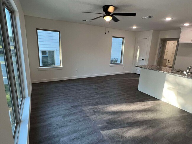 Foto del edificio - 2428-2430 South Fannin Avenue