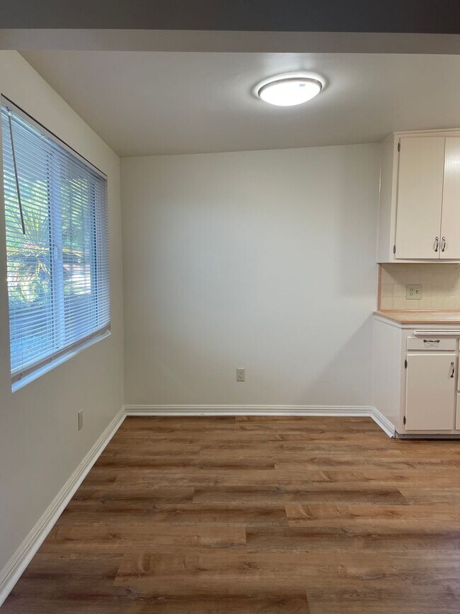 Foto del edificio - BEAUTIFUL AND BRIGHT UPSTAIRS UNIT AVAILAB...