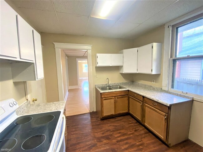 Building Photo - 2 br, 1 bath 4plex - 121 N Pleasant St