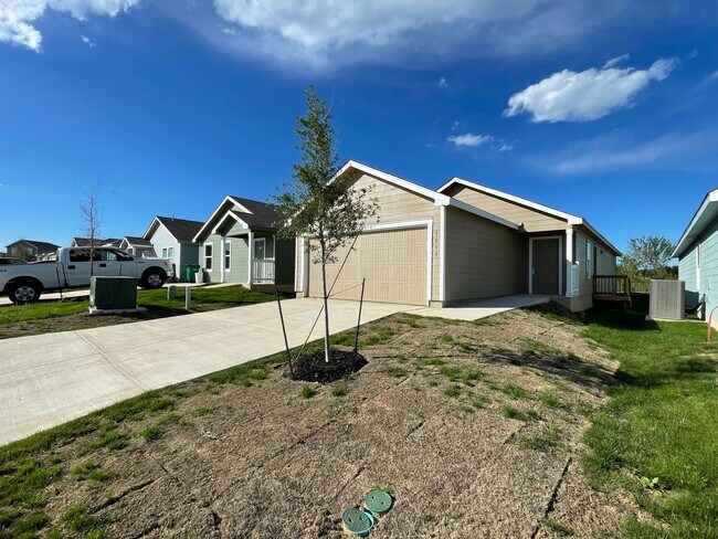 Building Photo - Beautiful Like-New Home on the Golf Course in Mission Del Lago!
