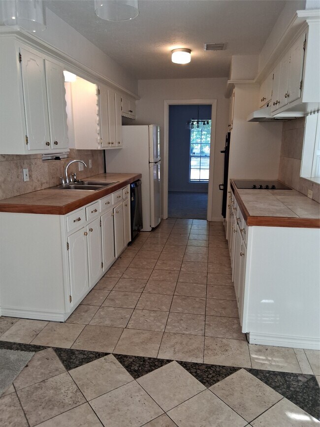 Foto del edificio - 7515 Brush Wood Dr