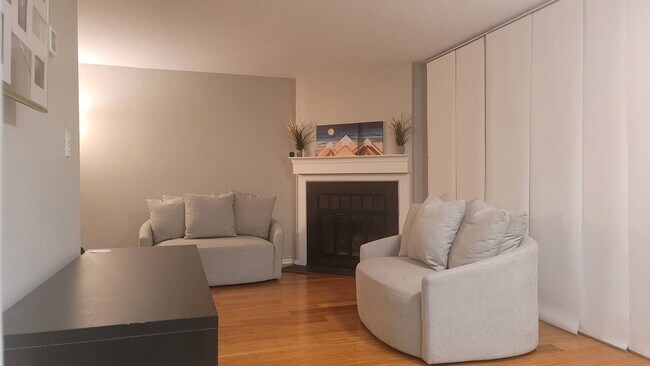 Living room - 2606 S Arlington Mill Dr