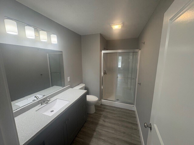 Baño principal - 237 W Lester St