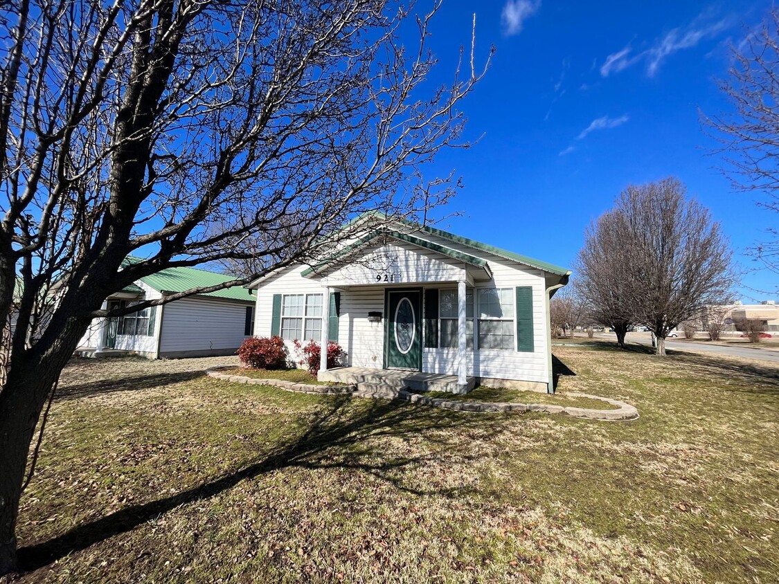 Primary Photo - 2 Bed 2 Bath -Friendly Neighborhood- Lawn ...