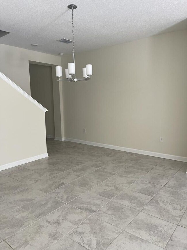 Building Photo - 3 Bed 2.5 Bath Townhouse