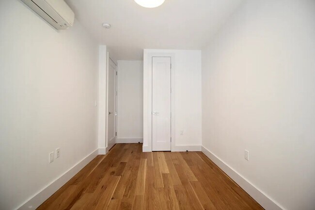 Foto del edificio - 223 E 96th St