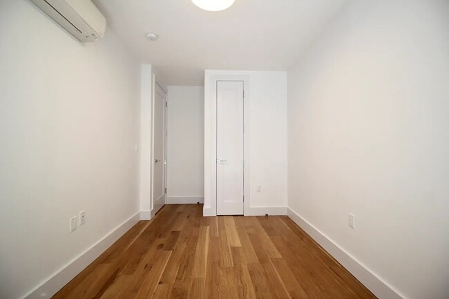 Building Photo - 223 E 96th St