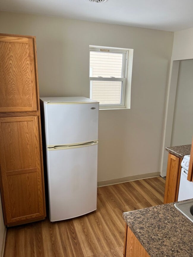 Building Photo - 2 Bedrooms  & 1 Bathroom - In Lakemore