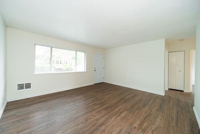 Building Photo - Charming 2 bedroom Woodstock One Level in ...