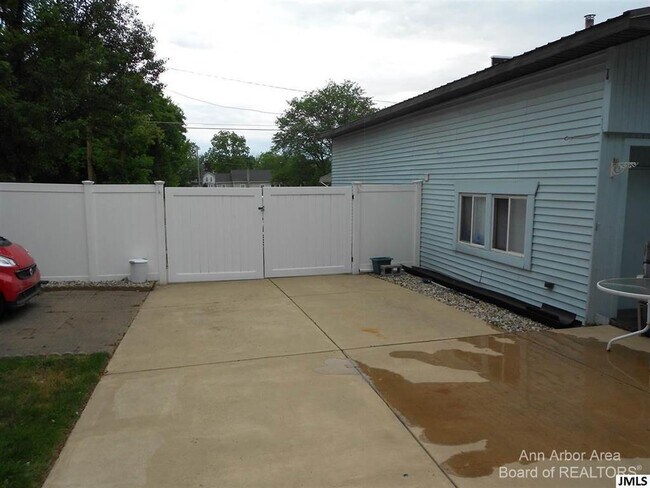 Building Photo - 401 Page Ave