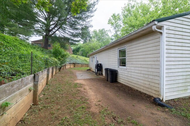 Building Photo - Cozy Radford Home on Forest Ave, Radford