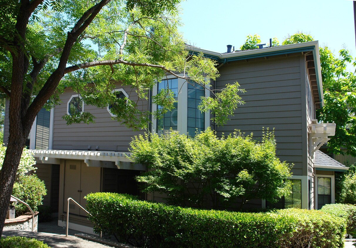 Building Photo - 918 Dewing Ave