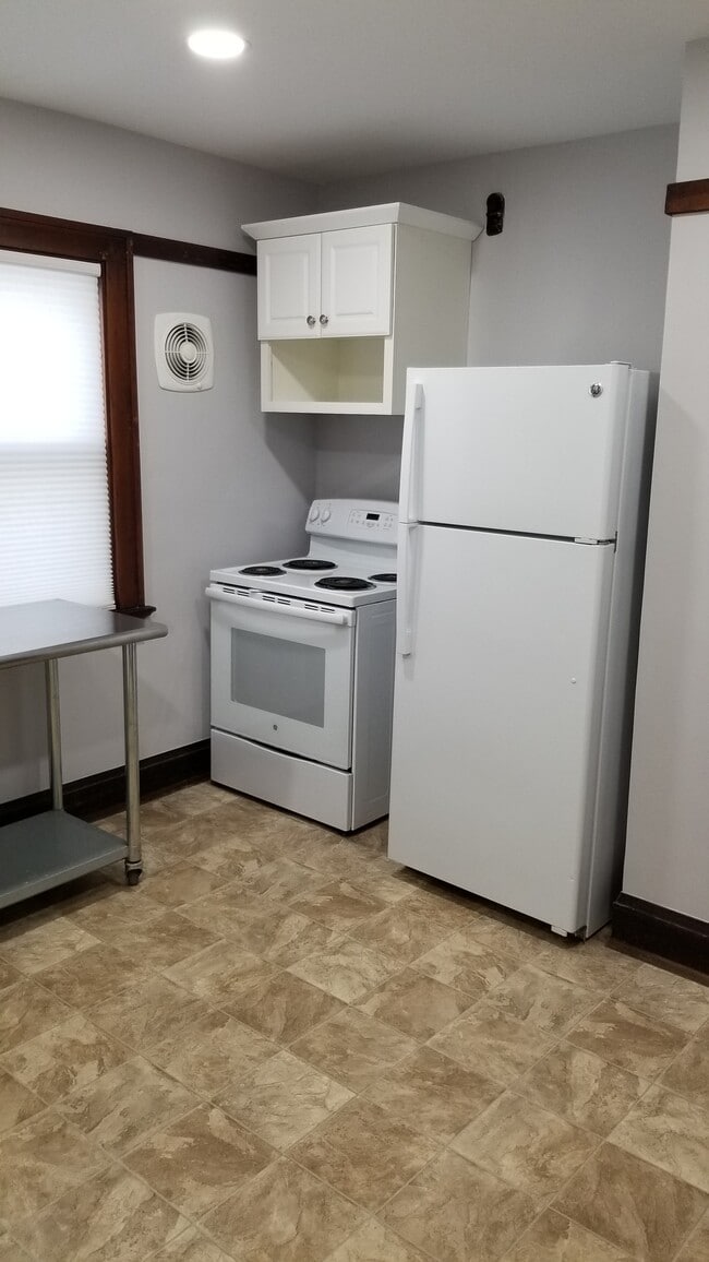 Kitchen. Prep table optional. - 1522 E Marion St