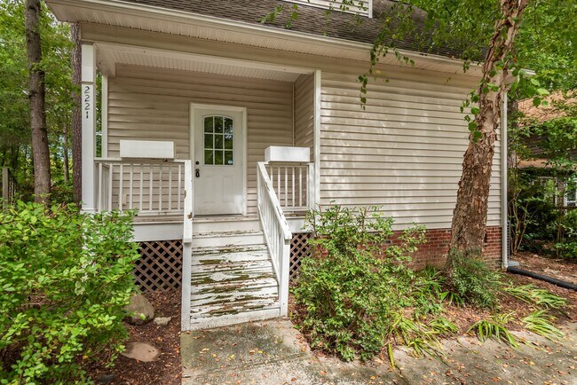 Building Photo - Charming 3 bedroom home just minutes from ...