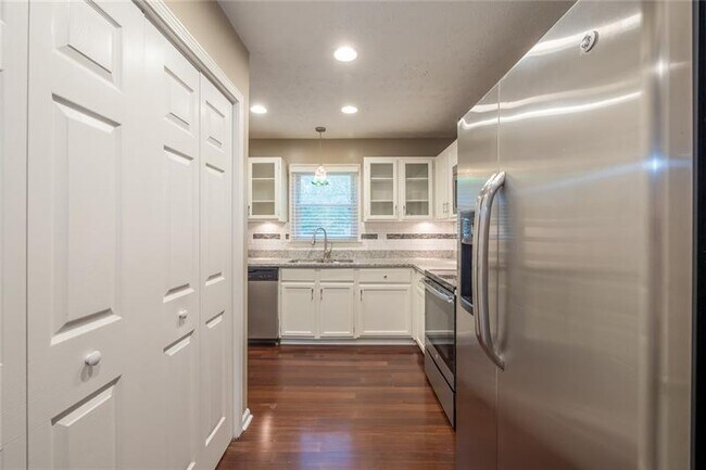 Building Photo - 605 Wedgewood Dr
