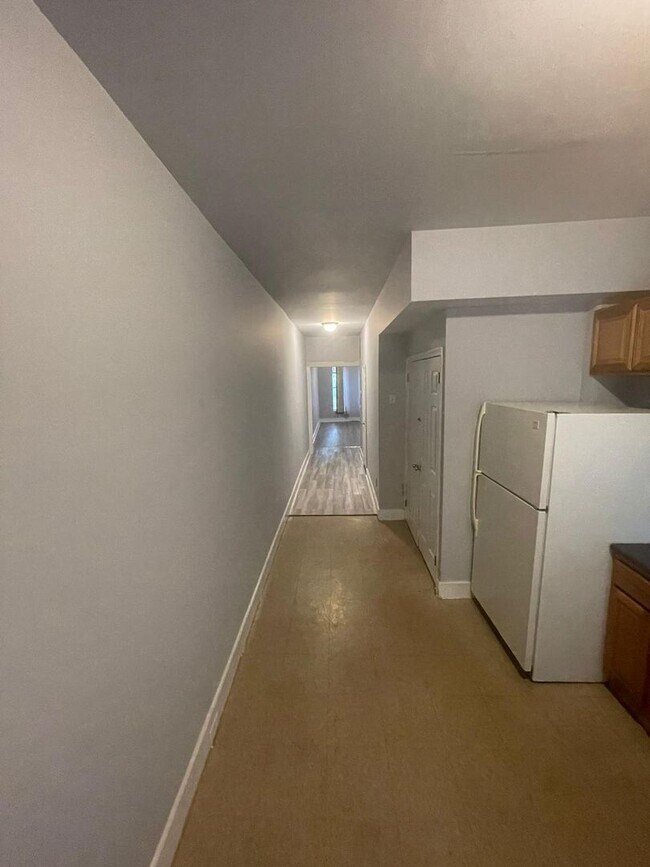 Foto del edificio - Four Bedroom One Bathroom Unit Recently Re...