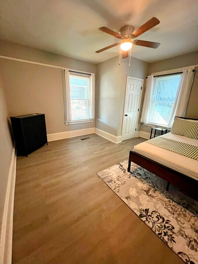 Foto del edificio - 1933 James Ave