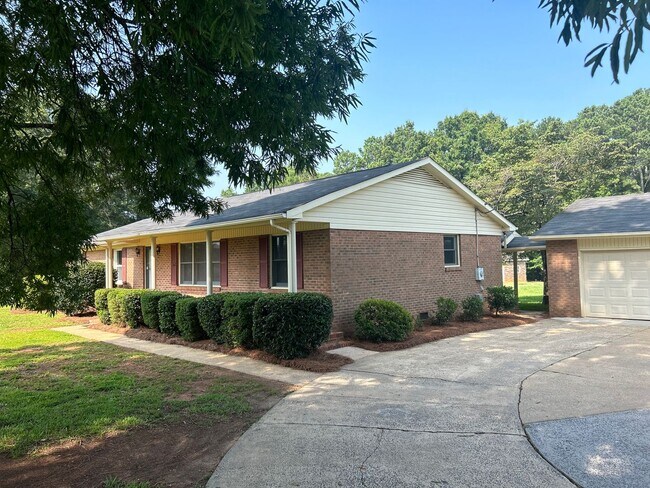 Foto del edificio - Lovely 3-Bedroom, 2-Bathroom Ranch