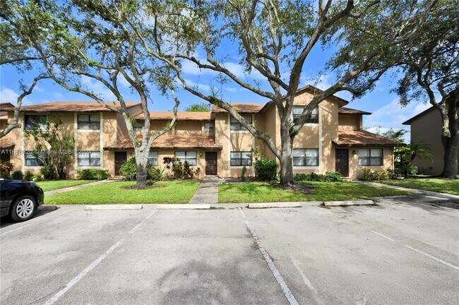 Building Photo - 215 Lakeside Cir