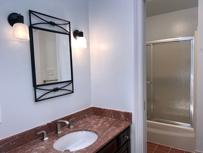 Baño con puerta divisoria - 10217 Cedar Pond Dr