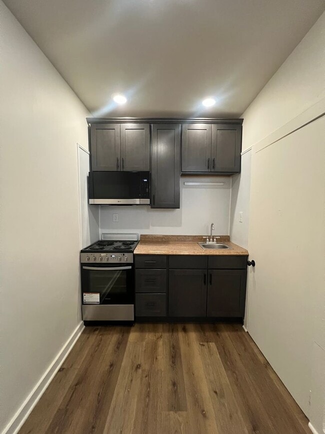 Building Photo - 207 W King St