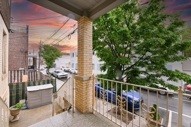 Building Photo - 606 59th St