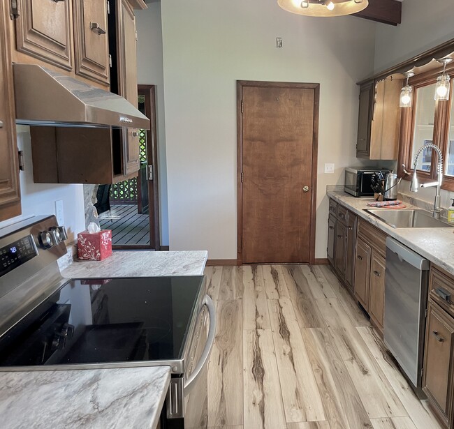 Building Photo - 3009 Meadowbrook Dr