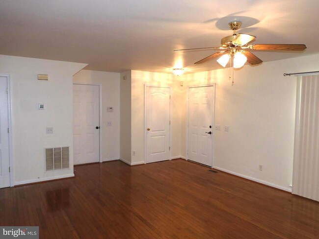Foto del edificio - 8566 Kingsway Dr