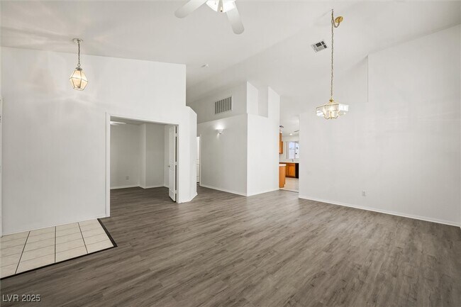 Foto del edificio - 3641 Yorba Linda Dr