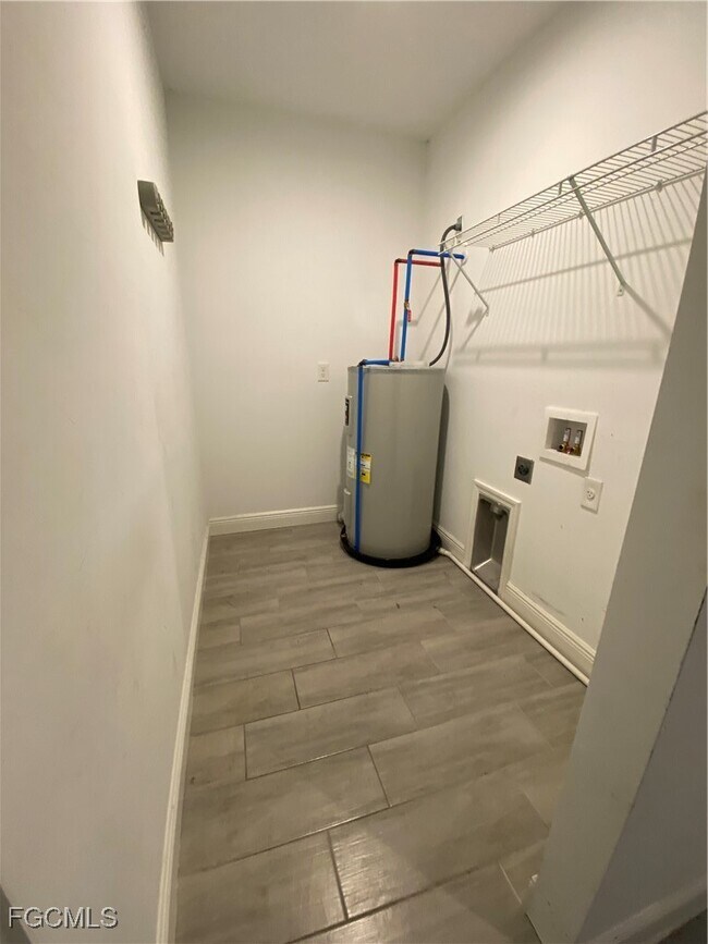 Building Photo - 2213 Hogan Dr