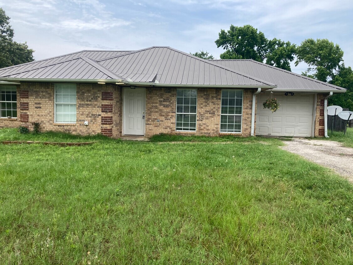 Primary Photo - 15210 Oaks West Dr