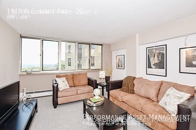 Foto del edificio - Stunning 2BD East Side Condo with Lake Views!
