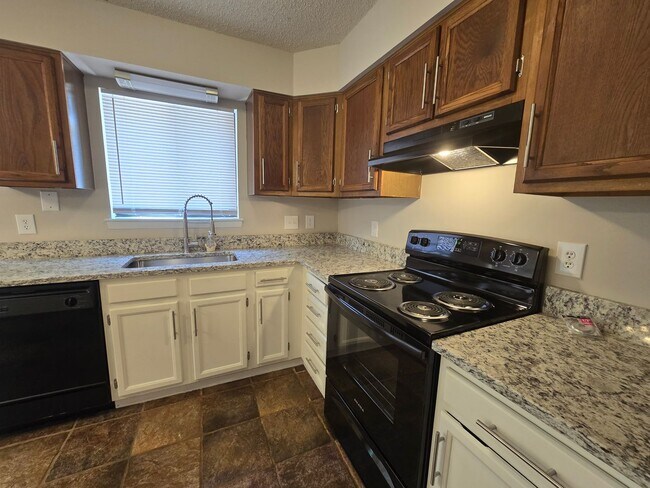 Foto del edificio - Stylishly Renovated End-Unit Townhome with Easy Raleigh Access