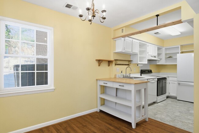 Foto del edificio - Two-Bedroom Townhouse Near Bus Line – Pet Friendly