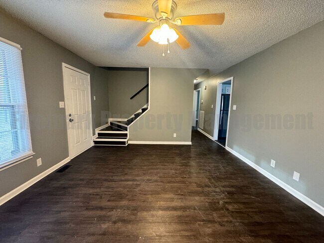 Building Photo - Newly Renovated 4 Bedroom 2 Bathroom!!