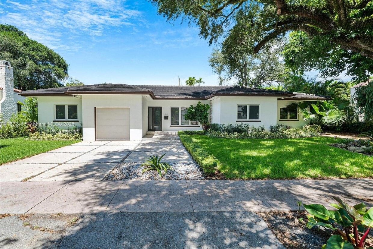 Primary Photo - 511 Madeira Ave