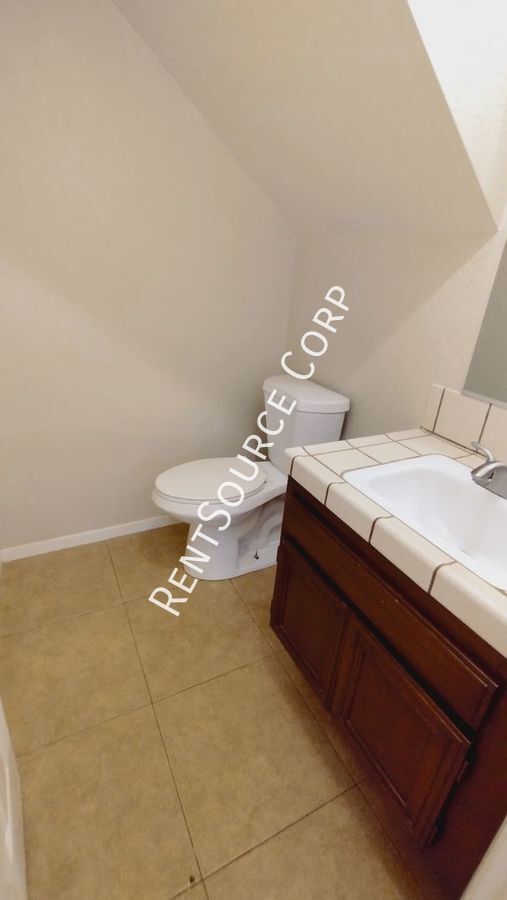 Building Photo - 2 Bedroom 2.5 Bathroom Two Story home for ...