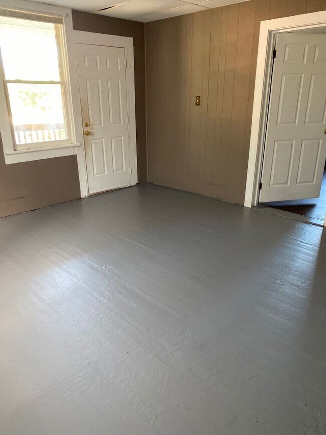 Building Photo - 2 Bed 1 Bath Home Close to Downtown Anderson