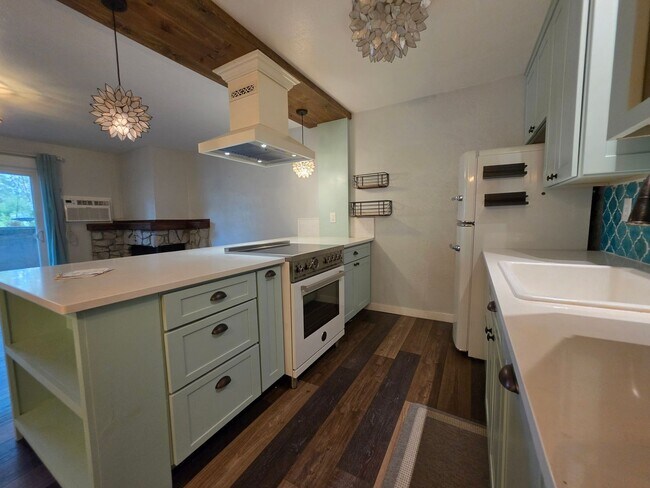 Building Photo - Stylish Ground Level Condo 2 Bedroom 2 Bath!