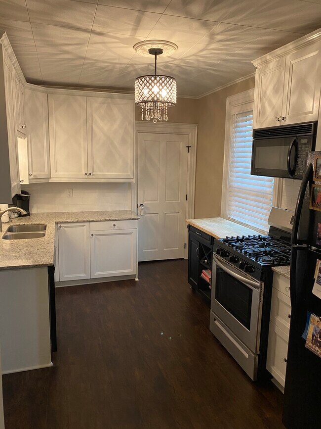 Kitchen with large pantry - 1312 N Astor St