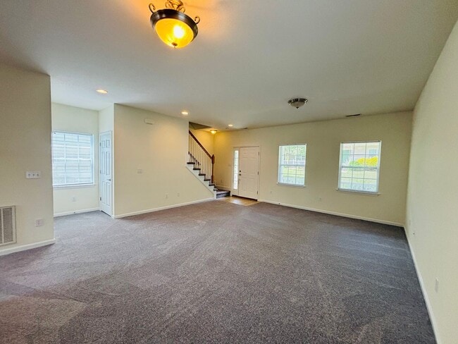 Building Photo - 3 Bedroom 2.5 bath House