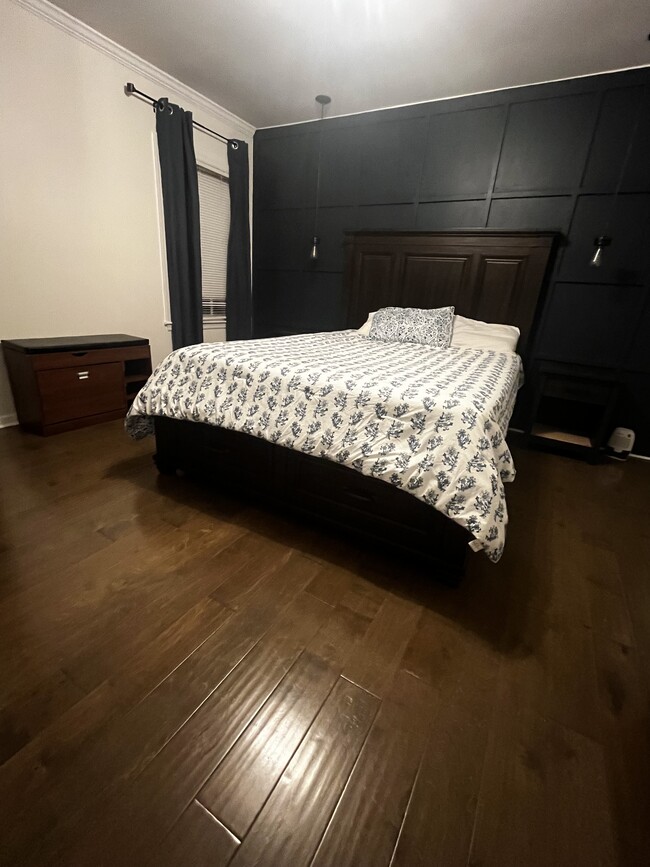 Building Photo - 213 Sutton Way