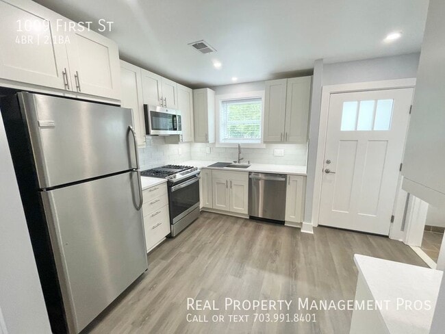 Building Photo - COMPLETLEY UPDATED MASSIVE TOWNHOME IN THE...