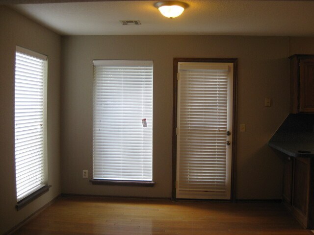 Building Photo - Charming 4 bedroom 2 1/2 bath home!