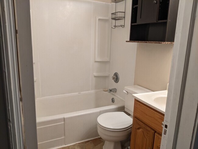 Building Photo - 1 Bed 1 Bath House Near Meadows Shopping C...