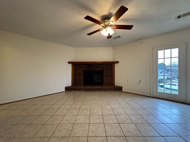 Foto del edificio - * Move-In Special * Gorgeous 3 Bed / 2 Bat...